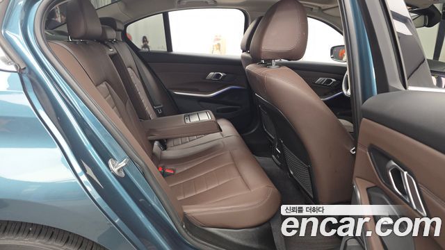 BMW 3-Series 2021 — photo 17