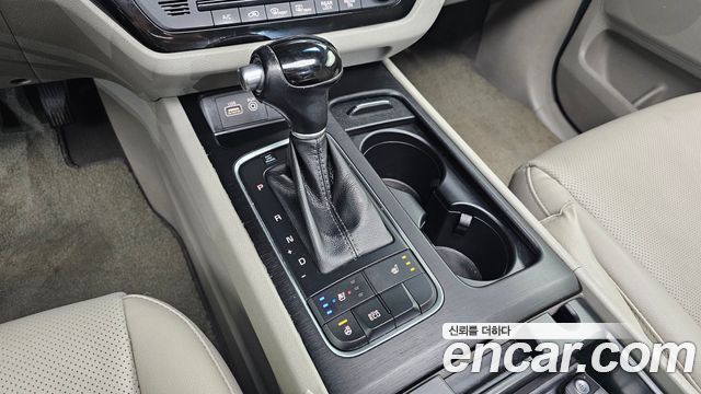 Kia Canival 2015 — photo 9