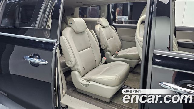 Kia Canival 2015 — photo 11