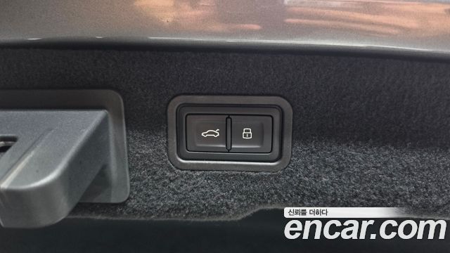 Audi A8 2018 — photo 23