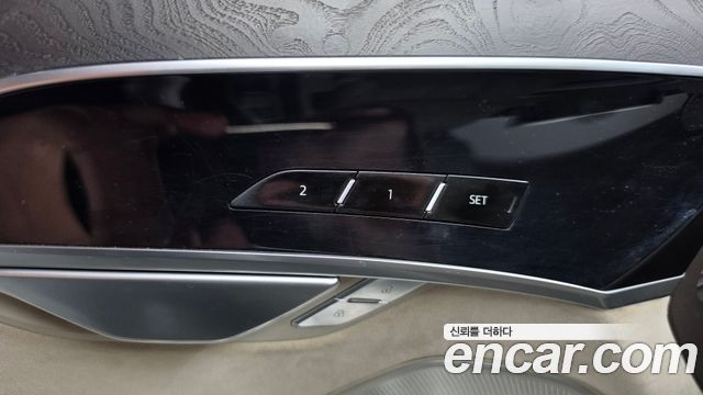 Audi A8 2018 — photo 31