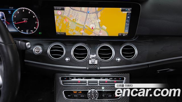 Mercedes-Benz E-Class 2020 — photo 18