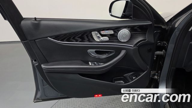 Mercedes-Benz E-Class 2020 — photo 14