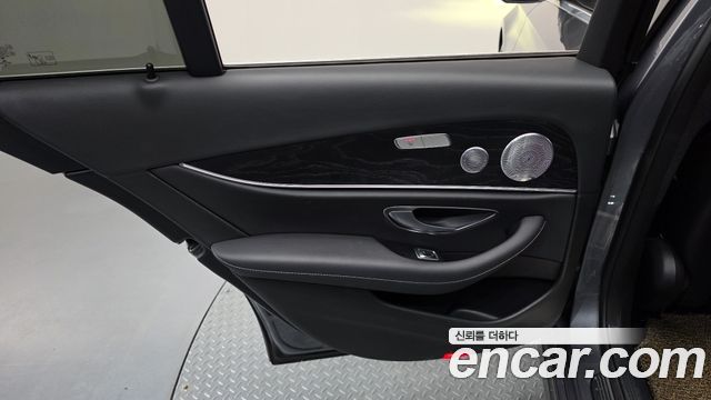 Mercedes-Benz E-Class 2020 — photo 15