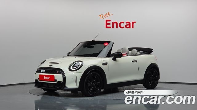 Mini Cooper Convertible 2023 — photo 1