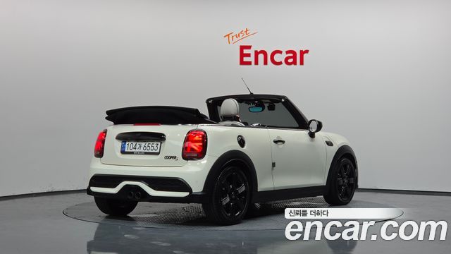 Mini Cooper Convertible 2023 — photo 2