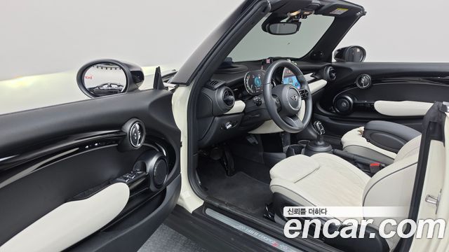 Mini Cooper Convertible 2023 — photo 13