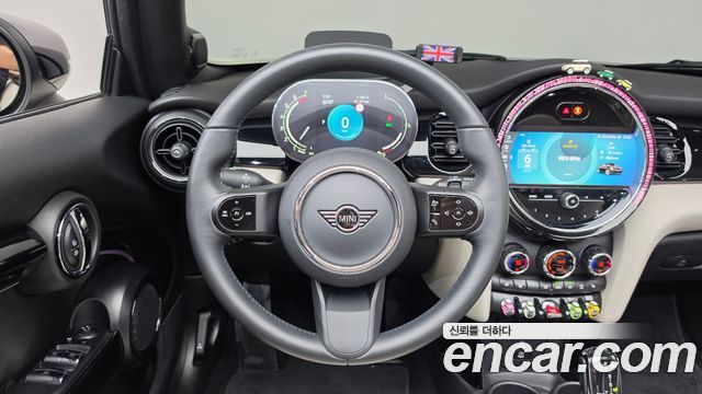 Mini Cooper Convertible 2023 — photo 18