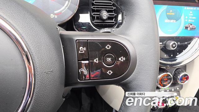 Mini Cooper Convertible 2023 — photo 22
