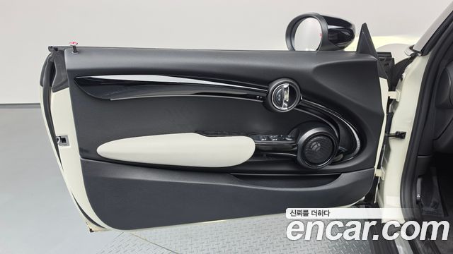 Mini Cooper Convertible 2023 — photo 14
