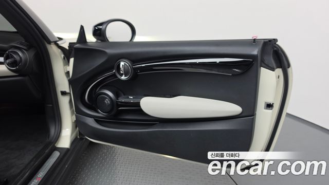 Mini Cooper Convertible 2023 — photo 15