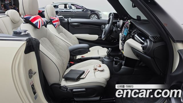 Mini Cooper Convertible 2023 — photo 16