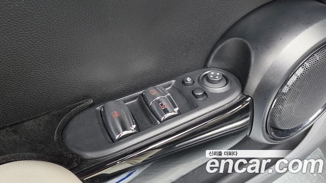 Mini Cooper Convertible 2023 — photo 30