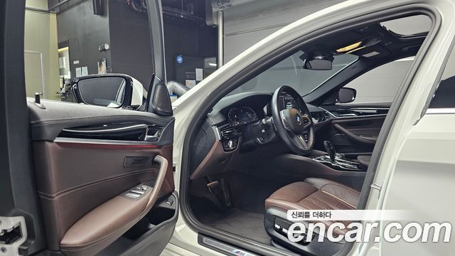 BMW 5-Series 2023 — photo 13