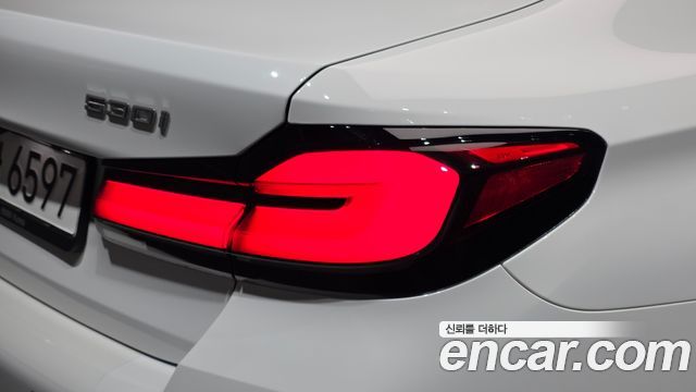 BMW 5-Series 2023 — photo 9
