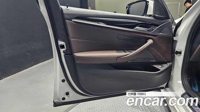 BMW 5-Series 2023 — photo 14