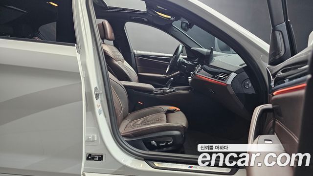 BMW 5-Series 2023 — photo 16