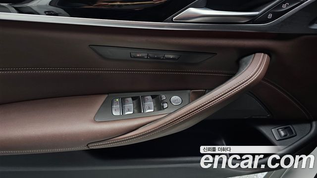 BMW 5-Series 2023 — photo 28