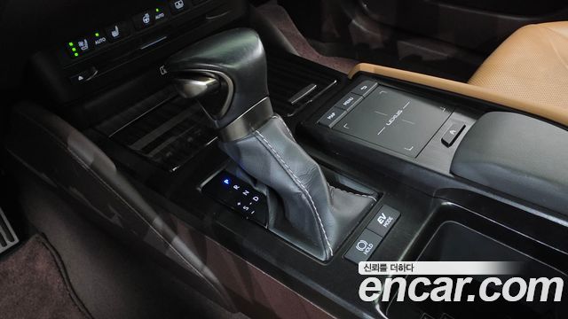 Lexus ES 2021 — photo 12