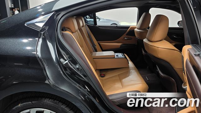 Lexus ES 2021 — photo 17