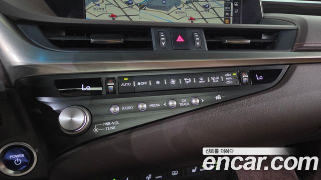 Lexus ES 2021 — photo 18