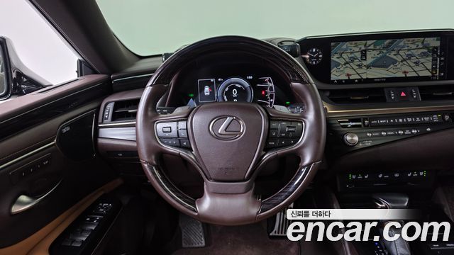 Lexus ES 2021 — photo 20