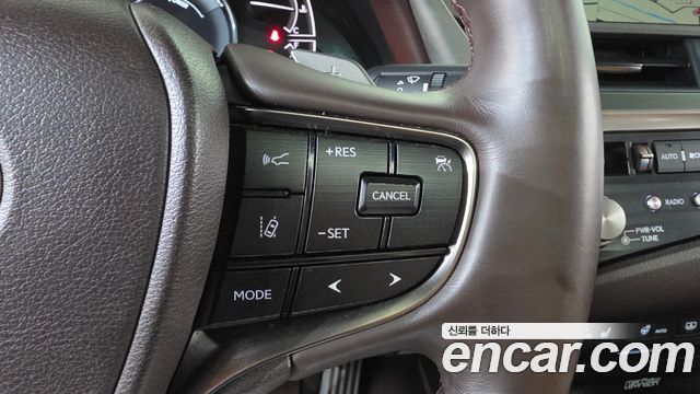 Lexus ES 2021 — photo 24