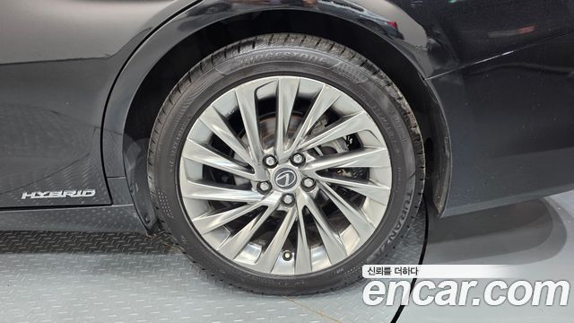 Lexus ES 2021 — photo 7