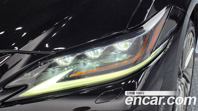 Lexus ES 2021 — photo 8