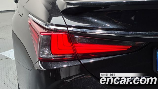 Lexus ES 2021 — photo 9