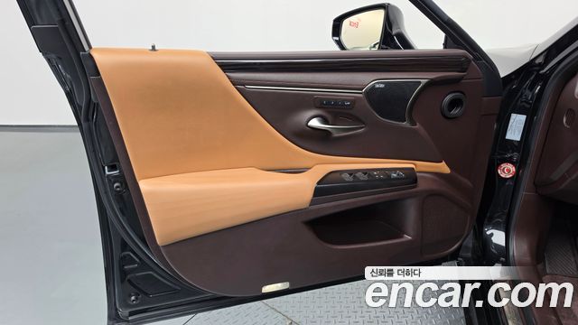 Lexus ES 2021 — photo 14