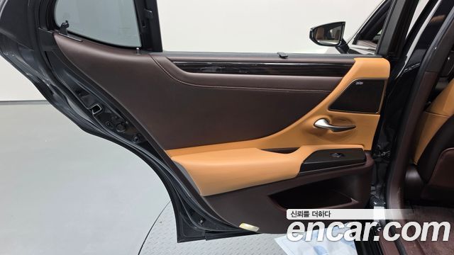 Lexus ES 2021 — photo 15