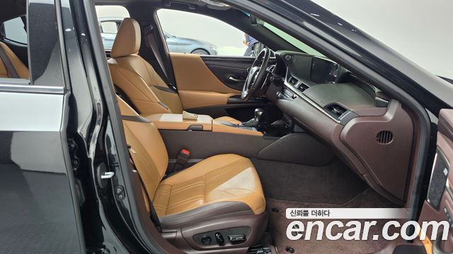 Lexus ES 2021 — photo 16