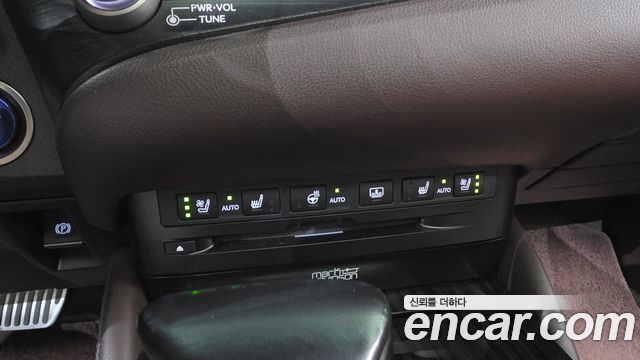 Lexus ES 2021 — photo 32