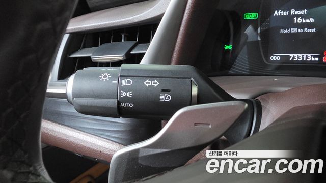 Lexus ES 2021 — photo 40