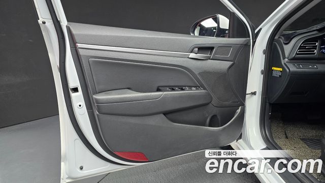 Hyundai AVANTE 2019 — photo 14