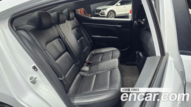 Hyundai AVANTE 2019 — photo 16