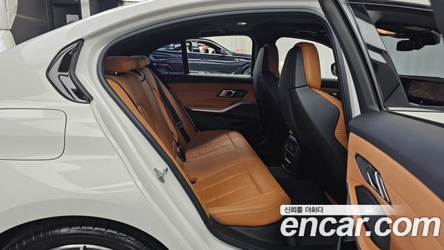BMW 3-Series 2023 — photo 18