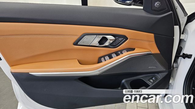 BMW 3-Series 2023 — photo 14