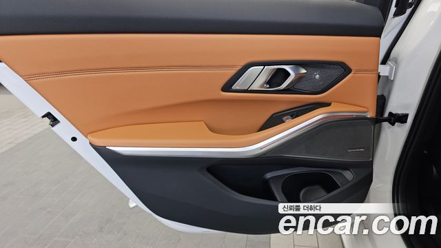 BMW 3-Series 2023 — photo 15