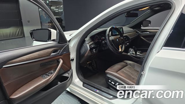 BMW 5-Series 2018 — photo 13