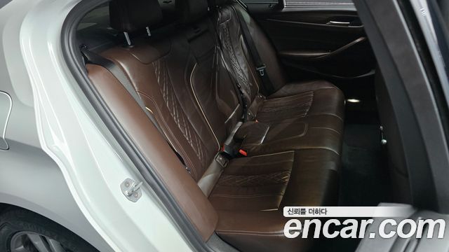 BMW 5-Series 2018 — photo 17