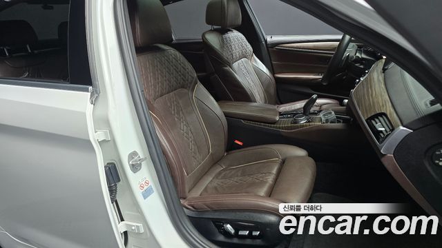 BMW 5-Series 2018 — photo 18