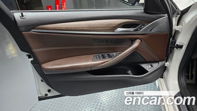 BMW 5-Series 2018 — photo 14