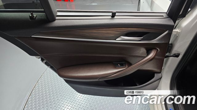 BMW 5-Series 2018 — photo 15