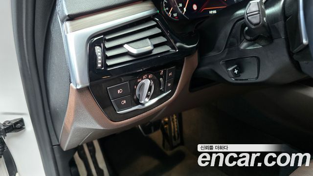 BMW 5-Series 2018 — photo 28