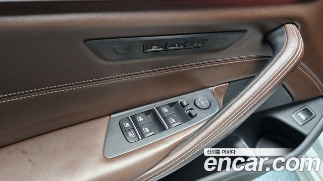 BMW 5-Series 2018 — photo 35