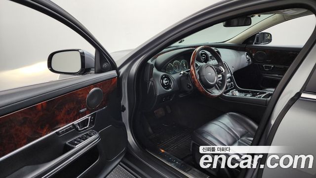 Jaguar XJ 2014 — photo 10