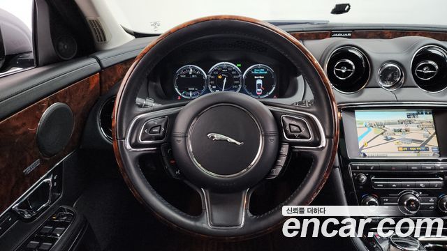 Jaguar XJ 2014 — photo 13
