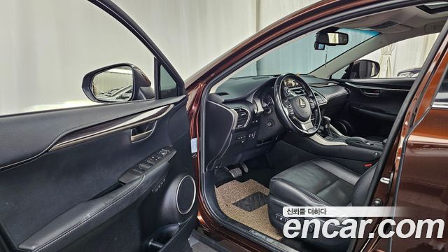 Lexus NX 2016 — photo 10